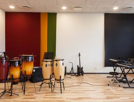 fraster, filt, felt cover, rumafskærmning, roomdivider, akustik, uld filt, inspiration, design, indretning, afskærmning, filtgardin, anne trolles skole